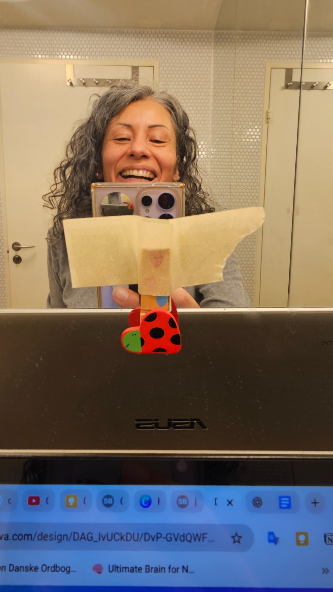 January 2026. Getting ready for my very first live, online Insightseeing™! I'm taking American first graders on a virtual tour of Copenhagen. The little ladybug taped above my computer helps me remember to look at the camera while presenting. 🙂